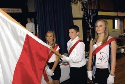 Uczniowie klasy VI (od lewej) Michelle Kamiński, Kamil Praszek i Zuzanna Stoch podczas pożegnania klas ósmych Fot. Aneta Pieróg-Sudoł