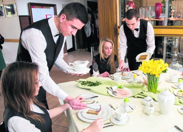 W toruńskim gastronomiku uczniowie mogą zdobyć m. in. zawód kelnera.