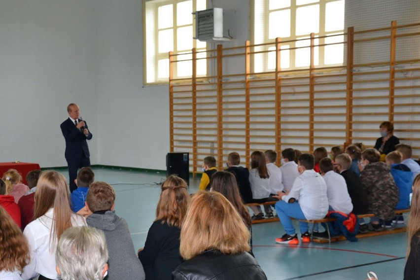 Nauka w trakcie pandemii. Jak przebiega w Bebelnie? Dyrektor: Zmieniło się podejście uczniów [ZDJĘCIA]