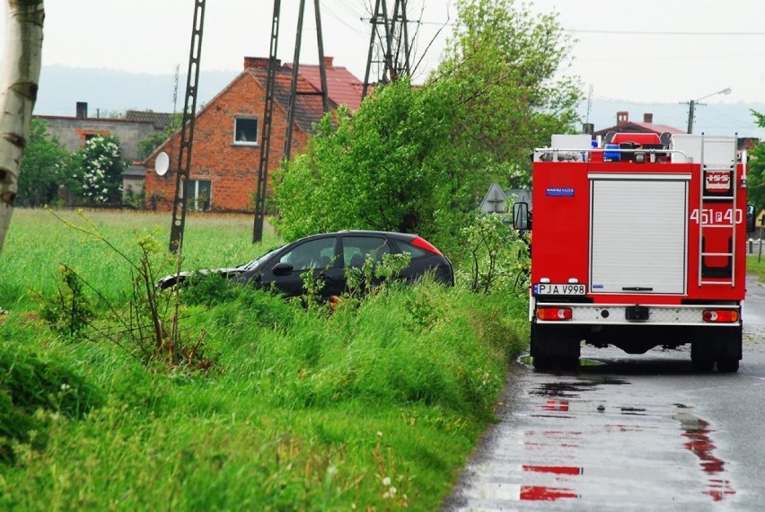 Wypadek w Kamieniu: Ford wypadł z drogi i uderzył w drzewo