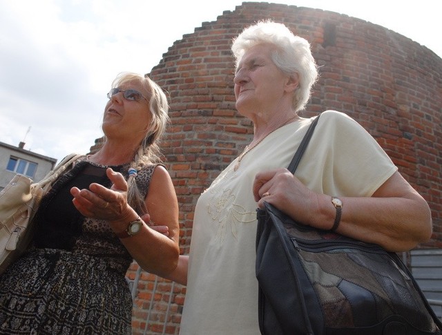 Krystyna Baranowska i Maria Ichniewicz są zachwycone architekturą Świebodzina i z utęsknieniem czekają na remont baszty