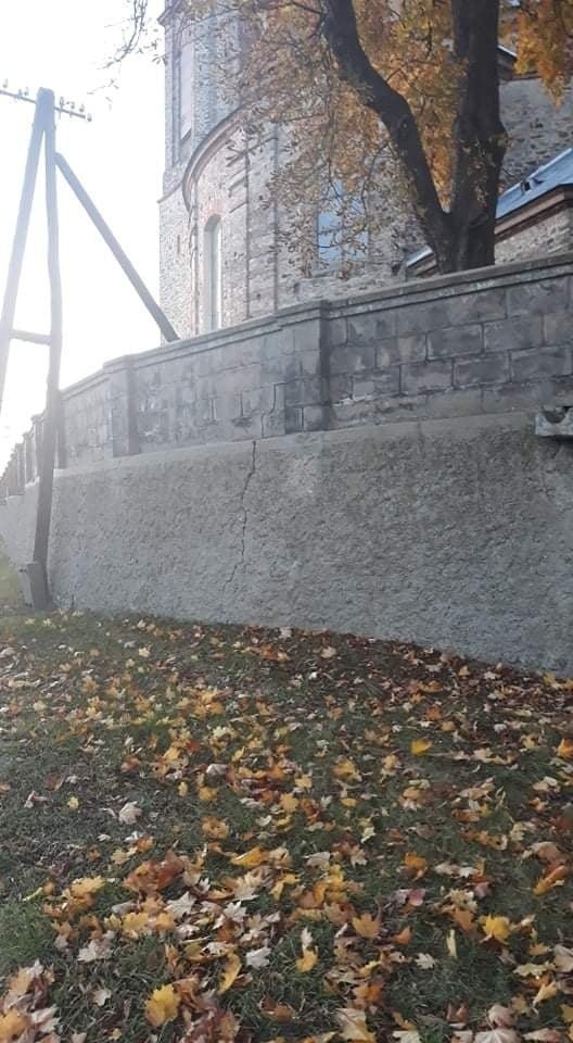 Zabytkowy mur wokół kościoła w Fałkowie grozi zawaleniem? Mieszkańcy alarmują