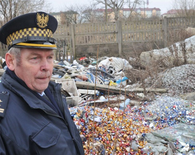 - Trzeba ten bałagan po byłej fabryce bombek posprzątać i porządnie ogrodzić teren, by nikt tu nie miał wstępu - usłyszeliśmy od Jerzego Orzechowskiego, komendanta SM.