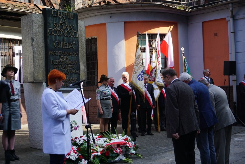 Czerwiec 56: Złożenie kwiatów pod zakładem ZNTK