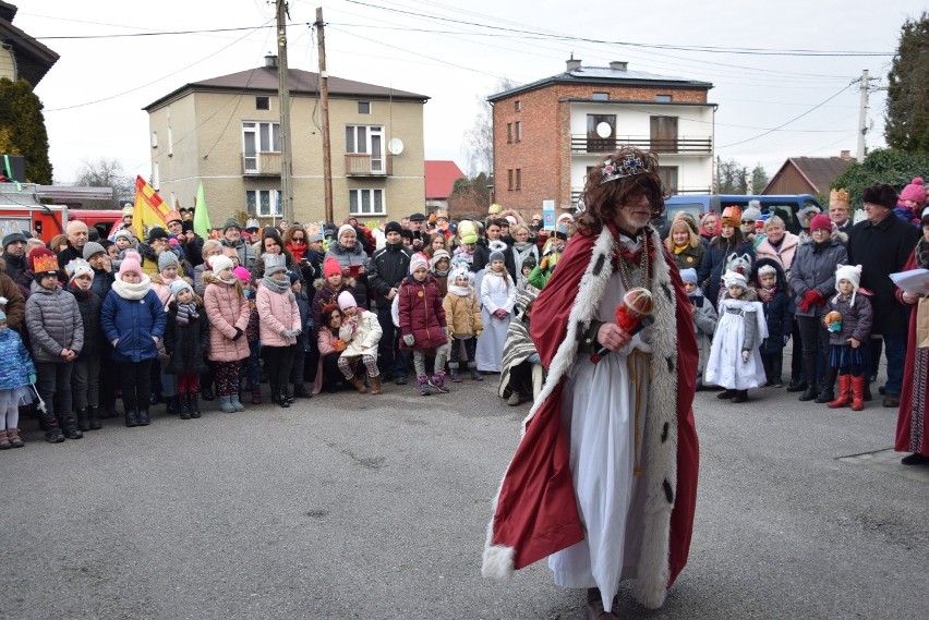 Orszak Trzech Króli 2020 Zabierzów. Trzej Królowie przed remizą spotkali Heroda, a na Rynku składali hołd Jezusowi [ZDJĘCIA]