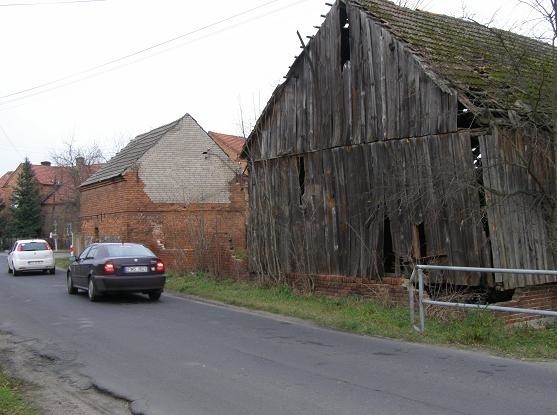 Stodoła przy drodze jeszcze stoi, ale nie wiadomo czy przetrwa do czasu, aż drogowcy zabiorą się za jej rozbiórkę.