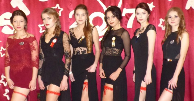 Kuszące, czerwone podwiązki na balu w Euforii prezentowały (od lewej): Patrycja, Anna, Angelika, Weronika, Denisa, Izabela - maturzystki kazimierskiego liceum.