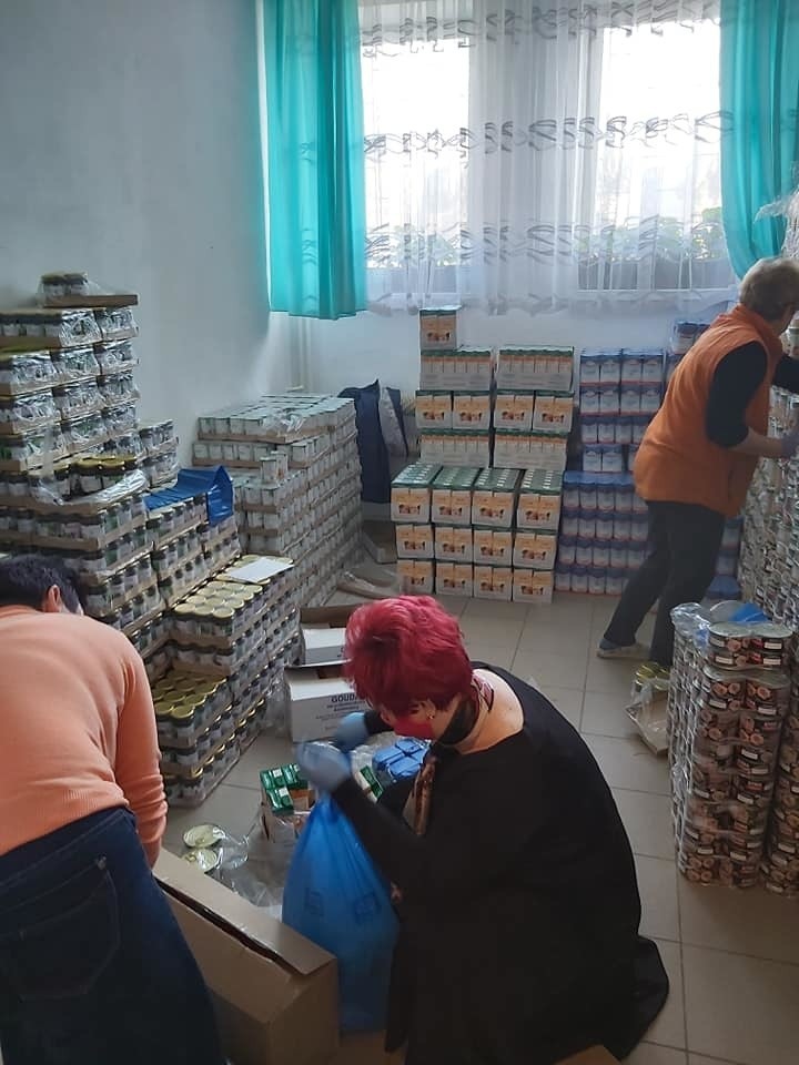 Żołnierze Wojsk Obrony Terytorialnej i strażacy rozwieźli paczki z żywnością dla mieszkańców gminy Ćmielów [ZDJĘCIA]
