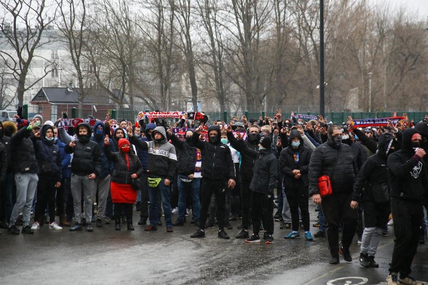 Kibice Wisły Kraków na meczu ze Stalą Mielec dopingowali...