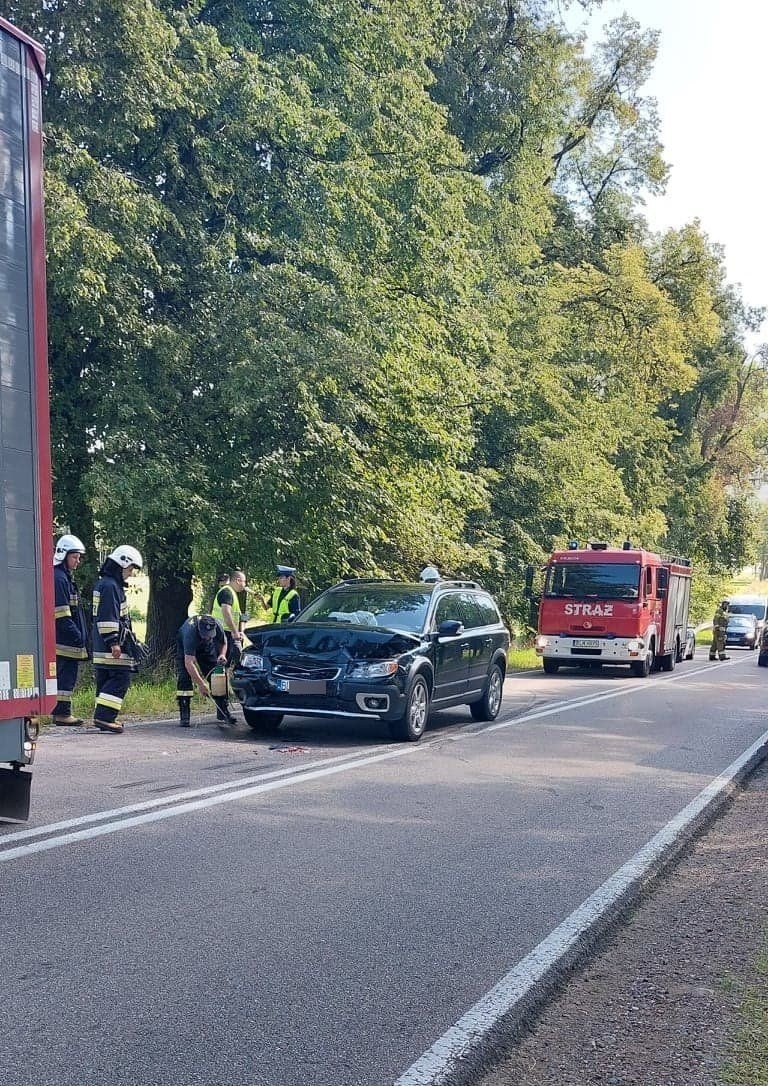 Kramkowo. Wypadek na DK 64. Volvo zderzyło się z ciężarówką....