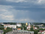 W centrum świeci słońce, na obrzeżach leje deszcz (wideo)