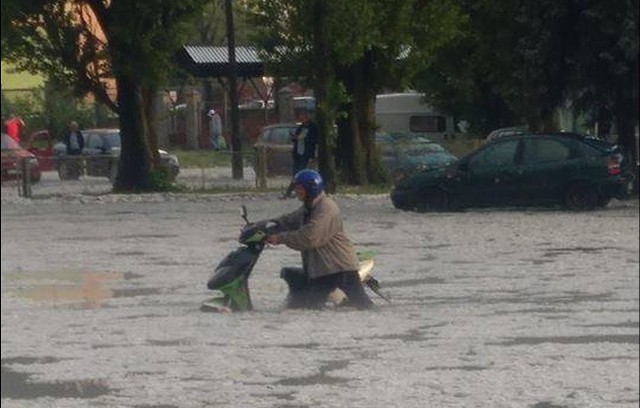 Burza z gradem i ulewnym deszczem przeszła wczoraj w godzinach popołudniowych przez Zgierz i północną część województwa