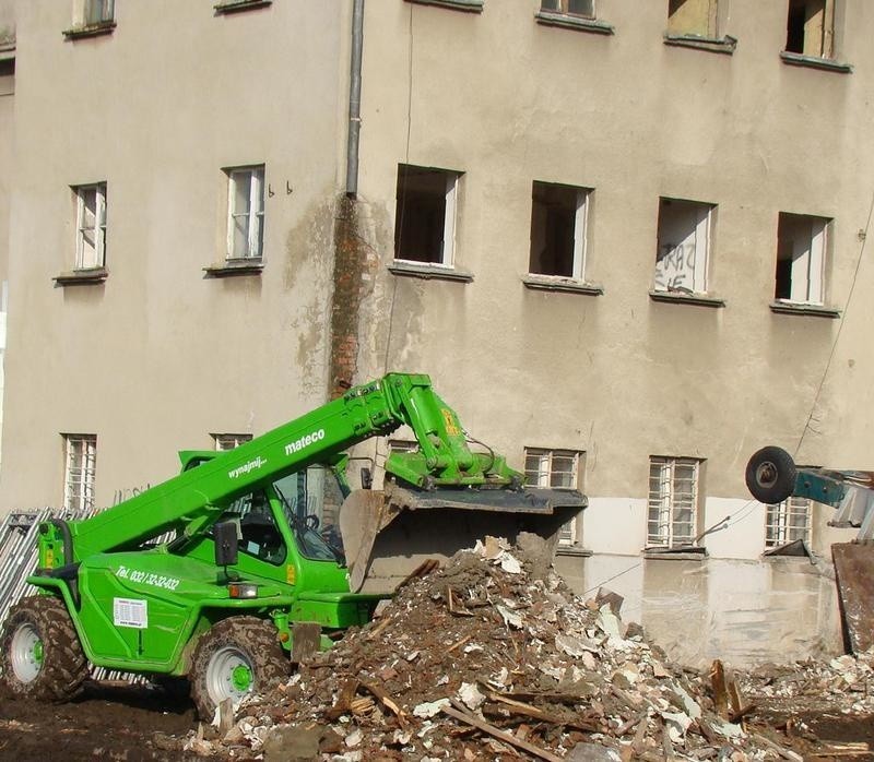 Oświęcim. Kampus Państwowej Wyższej Szkoły Zawodowej powiększy się o trzeci duży gmach. Trwa przebudowa historycznego obiektu [ZDJĘCIA]