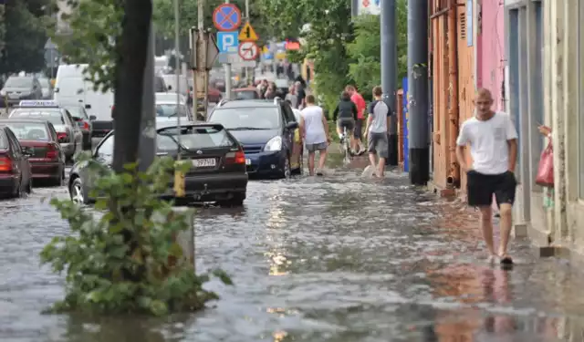 Ostrzeżenia meteorologiczne dla Łodzi i regionu! Instytut Meteorologii i Gospodarki Wodnej - Państwowy Instytut Badawczy ogłosił 2 stopień zagrożenia. Nad Łódź nadciąga potężna ulewa. Suma opadów prognozowana najbliższych godzin wynosi od 50 mm do 90mm!Zobacz na kolejnych slajdach >>>