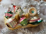 Najpiękniejsze ozdoby choinkowe na Boże Narodzenie 2022. Ubieranie choinki – jak modnie udekorować świąteczne drzewko?