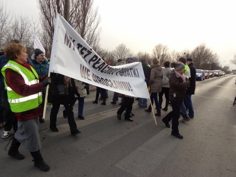 Protest na Swojczyckiej i Kowalskiej. Kilkadziesiąt osób blokowało ulice (ZDJĘCIA)