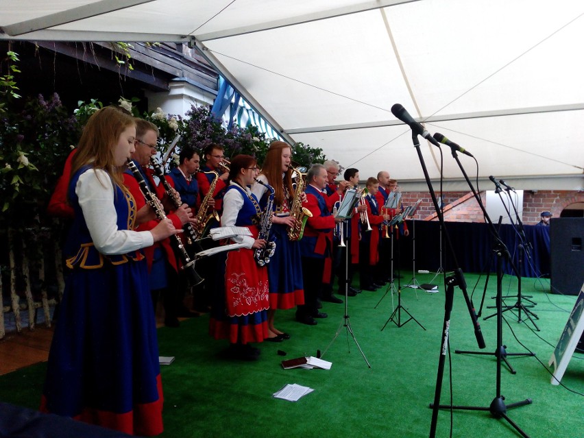 XVI Wojewódzki Przegląd Zespołów Ludowych [zdjęcia]...