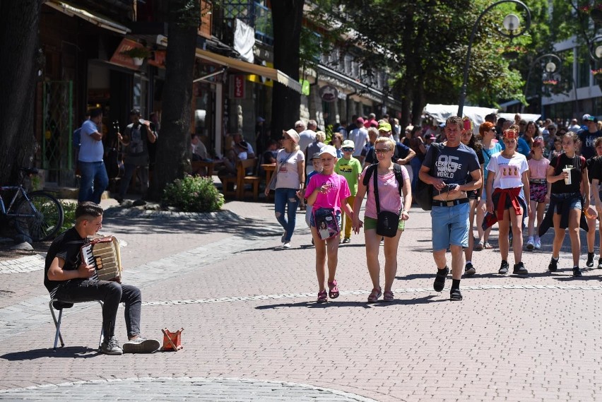 Tłumy osób spacerujących po Krupówkach - 5 lipiec 2018