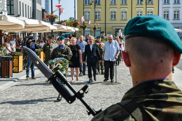 Bydgoszcz obchodzi 80. rocznicę wybuchu II wojny światowej. Przed południem złożono kwiaty na Cmentarzu Bohaterów Bydgoszczy. Rocznicowe obchody odbyły się również na Starym Rynku. Od 1 września można tu oglądać wystawę fotografii miasta z okresu okupacji niemieckiej. W ramach obchodów odbył się też rajd rowerowy przez Dolinę Śmierci i na Cmentarz Bohaterów Bydgoszczy. Więcej zdjęć na następnych stronach.