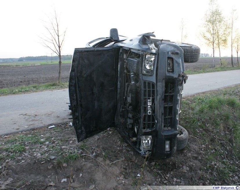 Opel wypadł w drogi i dachował. Dwie osoby w szpitalu (zdjęcia)