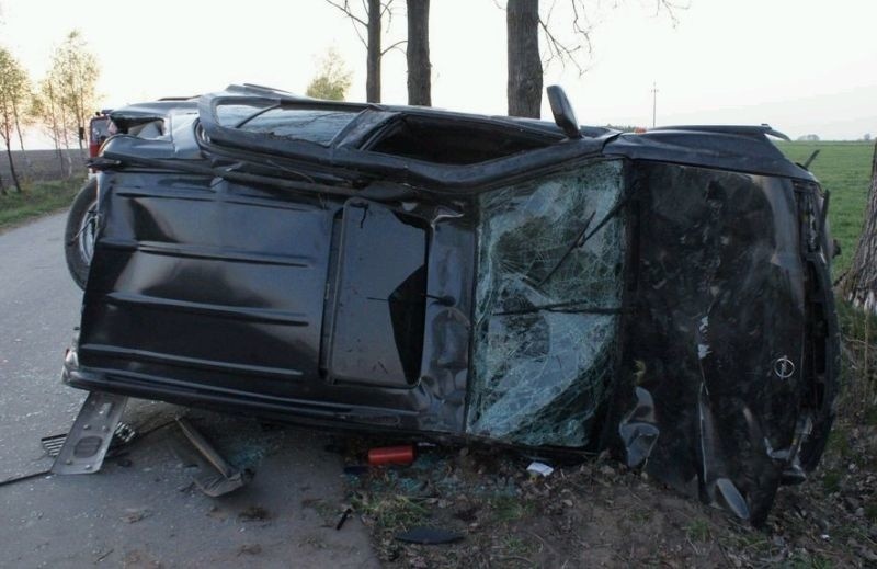 Opel wypadł w drogi i dachował. Dwie osoby w szpitalu (zdjęcia)