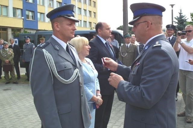 Robert Faryna, zastępca Komendanta Miejskiego Policji w Radomiu (z lewej) otrzymał Brązową Odznakę Zasłużonego Policjanta.