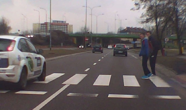 Na ulicy Knyszyńskiej w Białymstoku kierowca forda wyprzedzał na przejściu. Piesi odskoczyli w ostatniej chwili