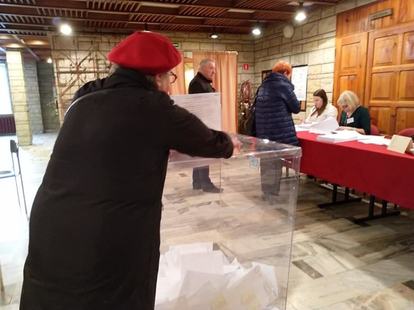 Wybory samorządowe 2018 w powiecie lipskim rozpoczęte. Zobacz jak głosują mieszkańcy [RAPORT NA BIEŻĄCO][ZDJĘCIA]