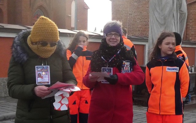 28. Finał WOŚP w Myszyńcu, 12.01.2020. Wśród kwestujących burmistrz Elżbieta Abramczyk (w środku)