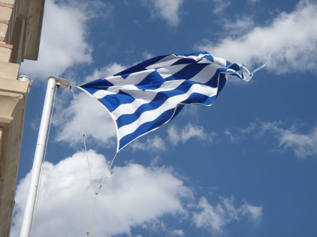 Policja na greckiej wyspie Rodos aresztowała trzech Holendrów, którzy ukradli i zniszczyli symboliczną flagę Grecji