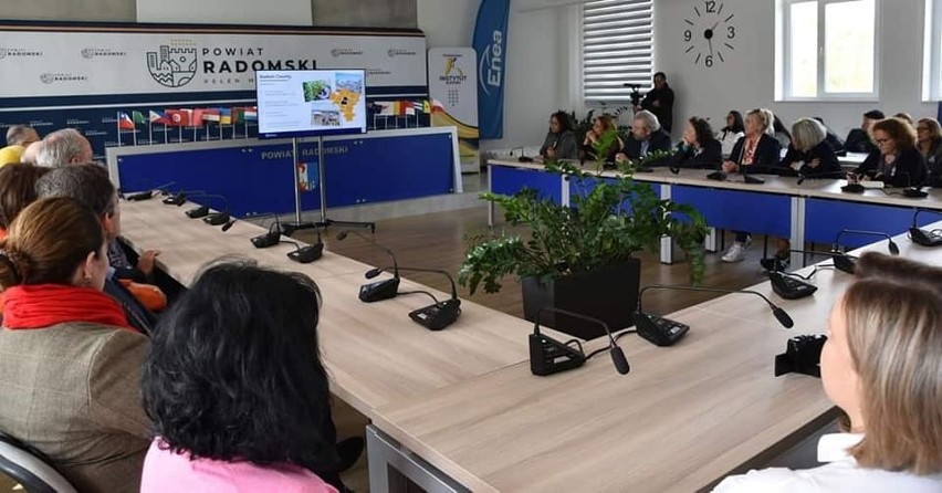 Delegacje ambasadorów kilkunastu państw przebywały w powiecie radomskim. Goście obejrzeli lotnisko w Radomiu, byli na Bitwie Regionów