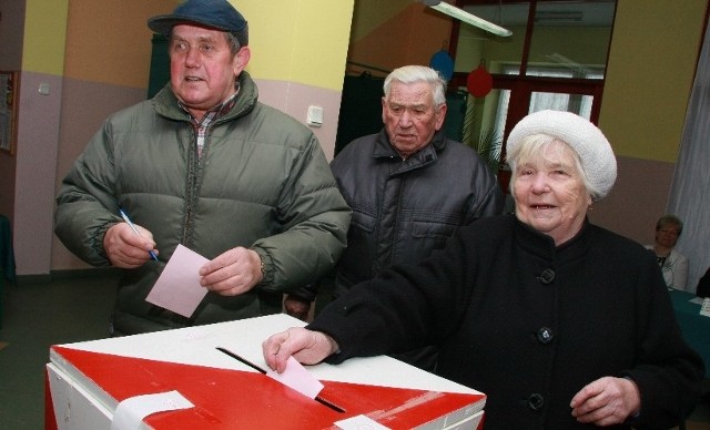 Po 13.00 w przedszkolu przy ul. Mickiewicza głosowali m.in. (od lewej) Helena i jan Osińscy oraz Edward Synowiec.
