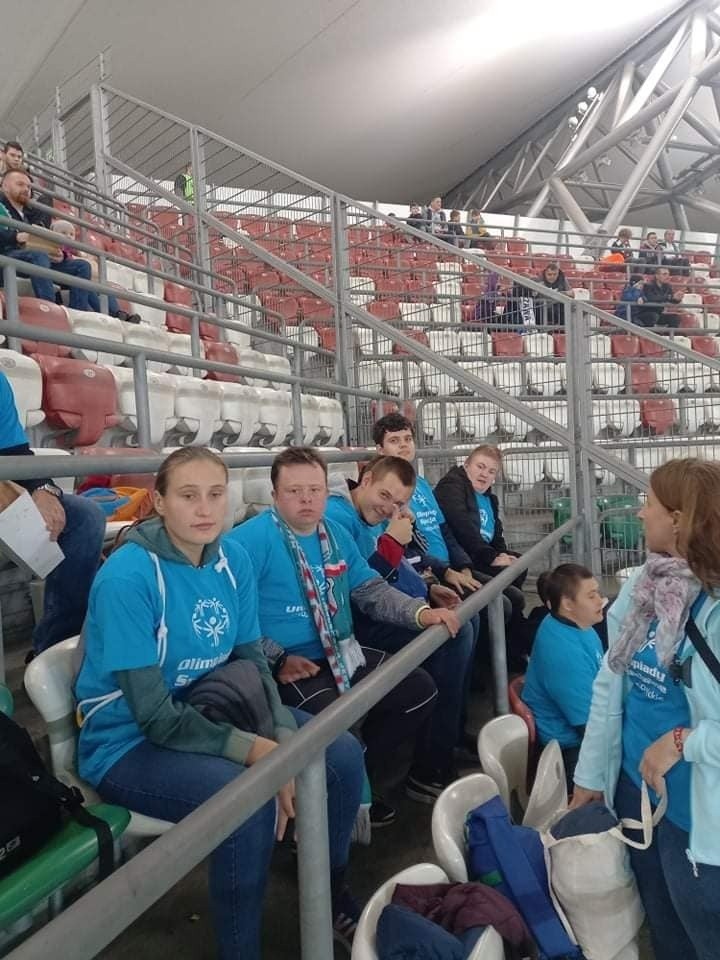 Bobry z Adamowa w gminie Promna na stadionie Legii. Sportowcy z zespołu szkół specjalnych dopingowali piłkarzy podczas meczu Ekstraklasy