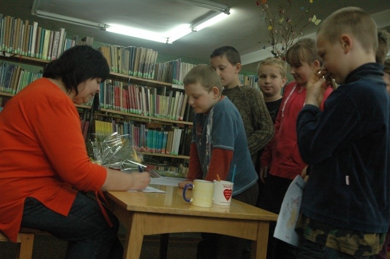 Jolanta Reisch w bibliotece w Oleśnie