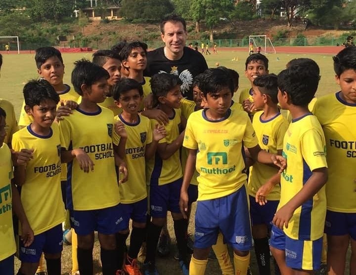 Zajęcia piłkarskie prowadzone w Indiach przez Radosława...