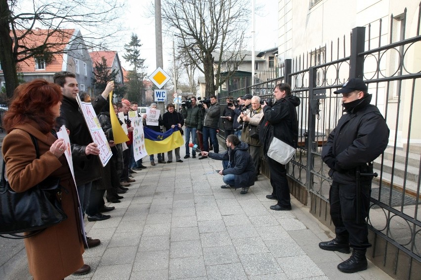 Demonstracja pod rosyjskim konsulatem w Gdańsku. "Ręce precz od Ukrainy" [ZDJĘCIA, WIDEO]