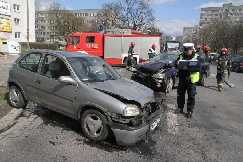 Wrocław: Poważny wypadek obok TGG. Są ranni [ZDJĘCIA]