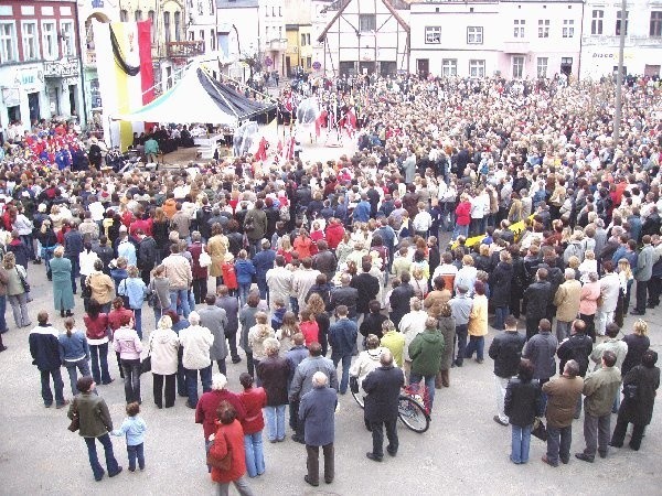 Setki mieszkańców Golubia-Dobrzynia modliło  się za Jana Pawla II na mszy św. na golubskim  rynku.