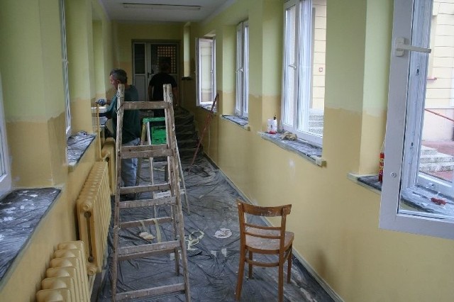 Prace malarskie są wykonywane w nowym skrzydle budynku szkoły.
