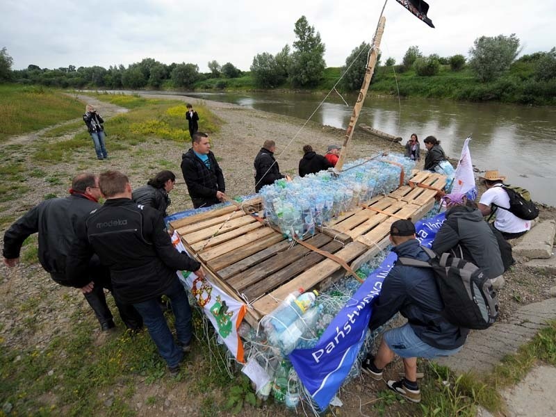 Plyną na tratwie z butelek...