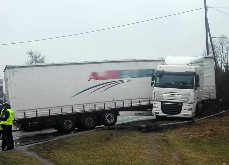 Ciężarówka wypadła z drogi w Nowogrodzie Bobrzańskim.