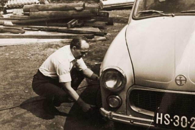 Helmut Wieschollek po wypadku na kopalni nie mógł już wrócić do pracy. Mimo to odnalazł się w nowej sytuacji. Na zdjęciu przy swoim pierwszym samochodzie - syrenie.