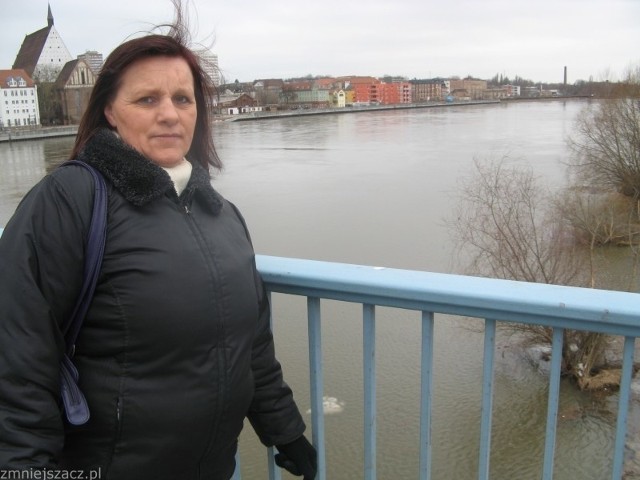 - Kiedy przechodzę teraz przez graniczny most i widzę tyle wody w Odrze, zaraz przypomina mi się powódź z 1997 roku i strach mnie ogrania - mówi słubiczanka Irena Przybył