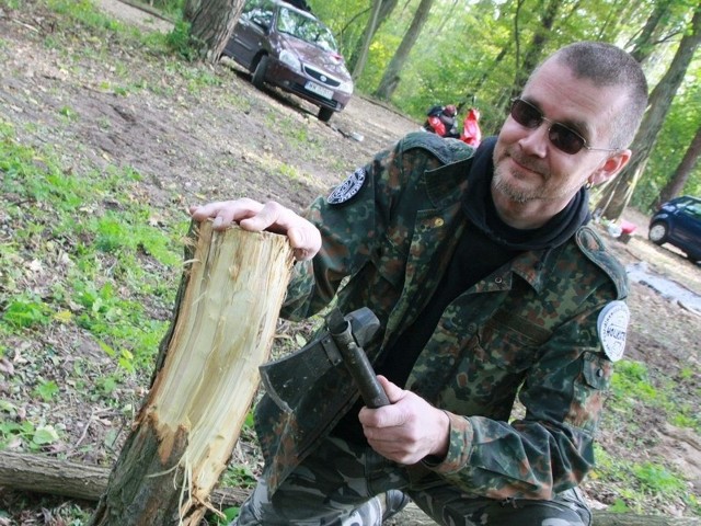 Marek Marciniak z Warszawy koruje pal na balustradę wokół parkingu.