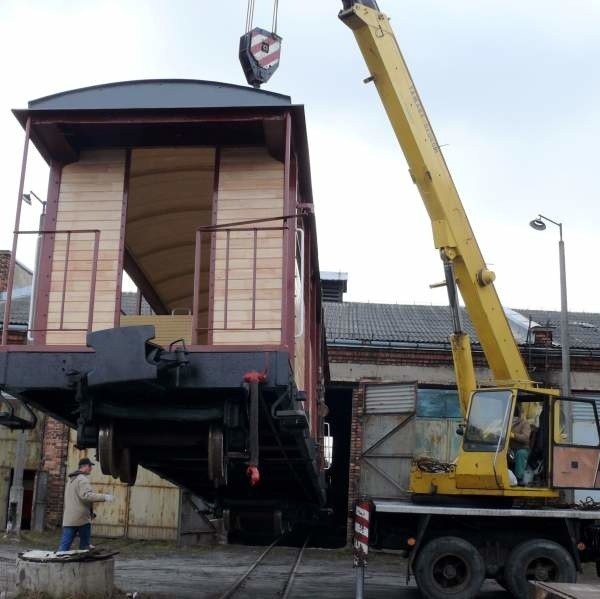 Rozładunek wagonu przywiezionego z Karczmisk.