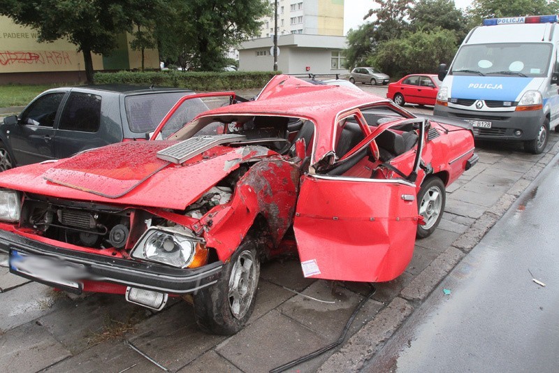 Wypadek opla na ul. Paderewskiego. Kierowca i pasażer w szpitalu [zdjęcia]