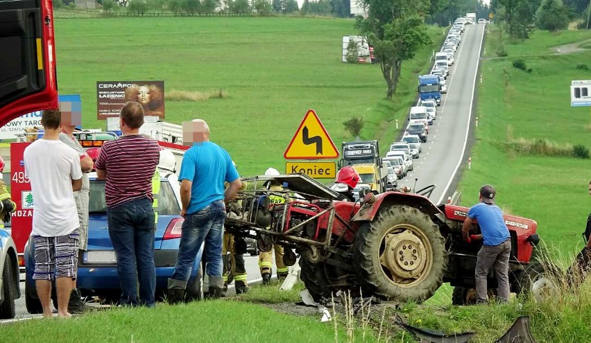 Zakopianka. Zderzenie ciągnika z osobówką w Rdzawce [ZDJĘCIA]