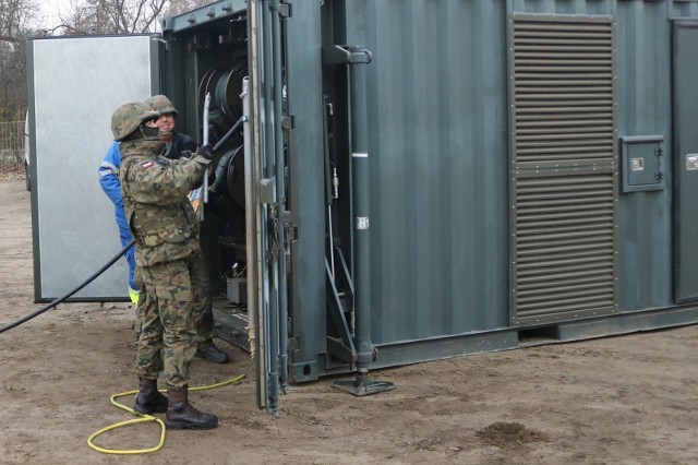 Żołnierze Obrony Terytorialnej ćwiczą procedury zasilania awaryjnego w energię elektryczną