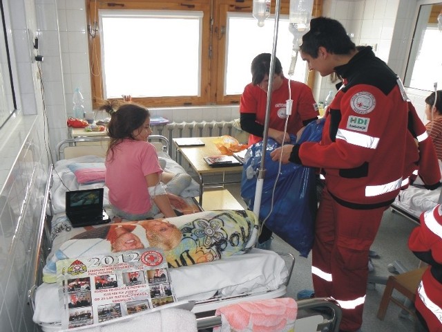 Ratownicy PCK na oddziale dziecięcym Wojewódzkiego Szpitala w Przemyślu.
