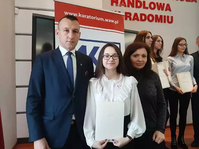 Jedną ze stypendystek premiera jest Klaudia Burska z Zespołu Szkół Ponadgimnazjalnych w Białobrzegach. Na zdjęciu z wychowawczynią Joanną Piekarską i starostą Sylwestrem Korgulem.